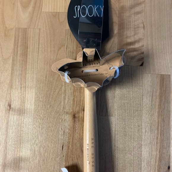 RAE DUNN “SPOOKY” SPATULA COOKIE CUTTER SET - Picture 4 of 5